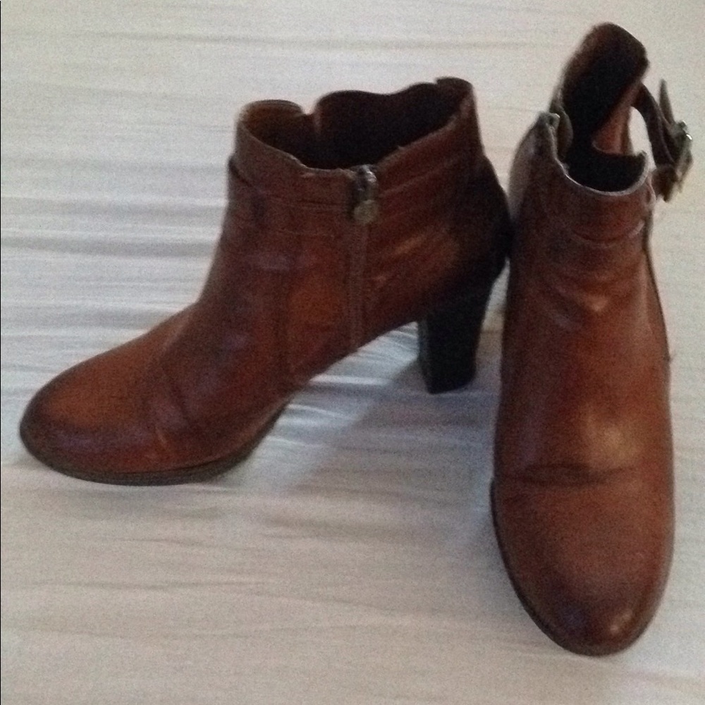 Etienne Aigner brown short boots